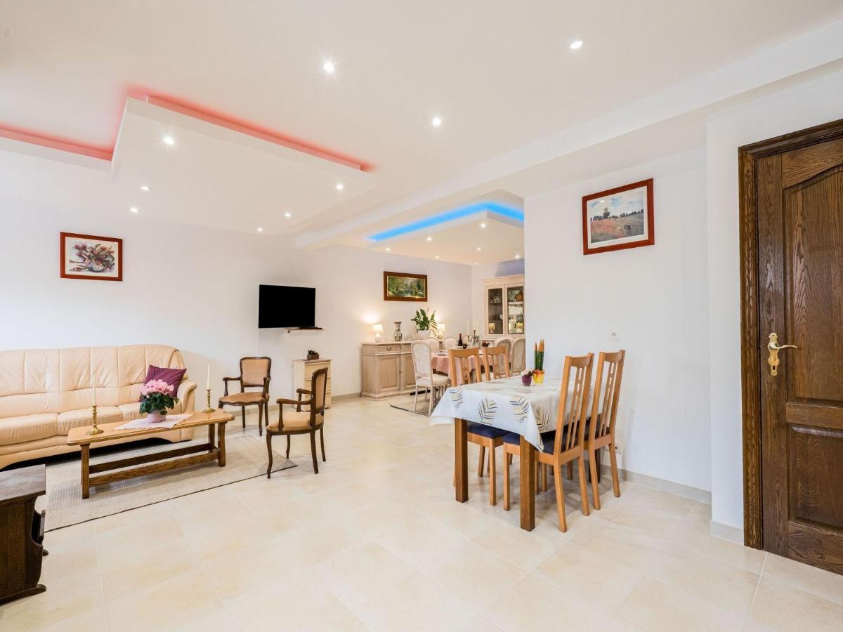 Charming Chalet In Beauraing With Fenced Garden מראה חיצוני תמונה