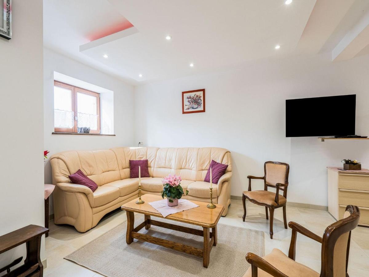 Charming Chalet In Beauraing With Fenced Garden מראה חיצוני תמונה