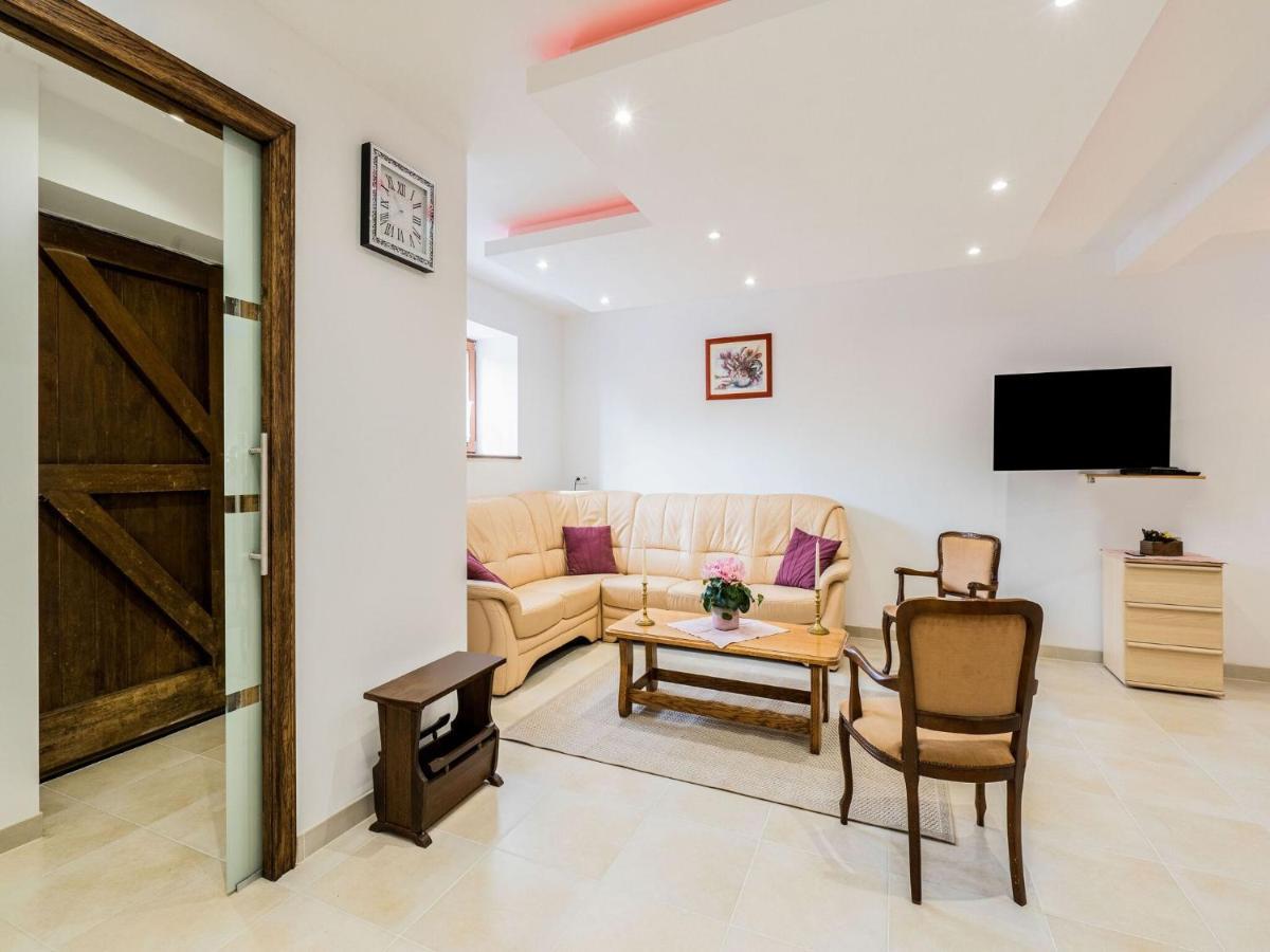 Charming Chalet In Beauraing With Fenced Garden מראה חיצוני תמונה